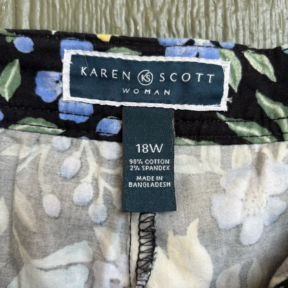 Karen Scott Woman Skort 18W Floral Print Black Blue Yellow Cotton Blend - Picture 6 of 7